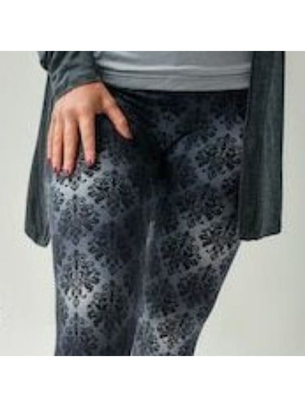 LEGGINGS DEPOT Black and Silver Grey Demask Print Capri Size 10 NWT